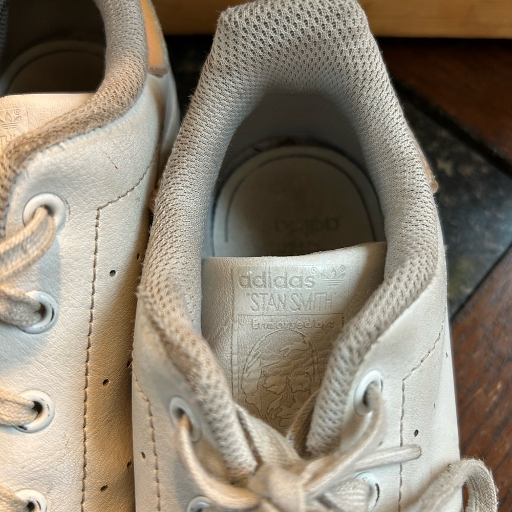 Girl’s size 1 Stan Smith white Adidas with iridescent back - Picture 5 of 14